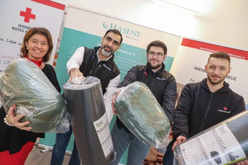 Hasene Avusturya Wiener Rotes Kreuz ile birlikte evsiz insanlar için uyku tulumu ve mat desteği sağlıyor